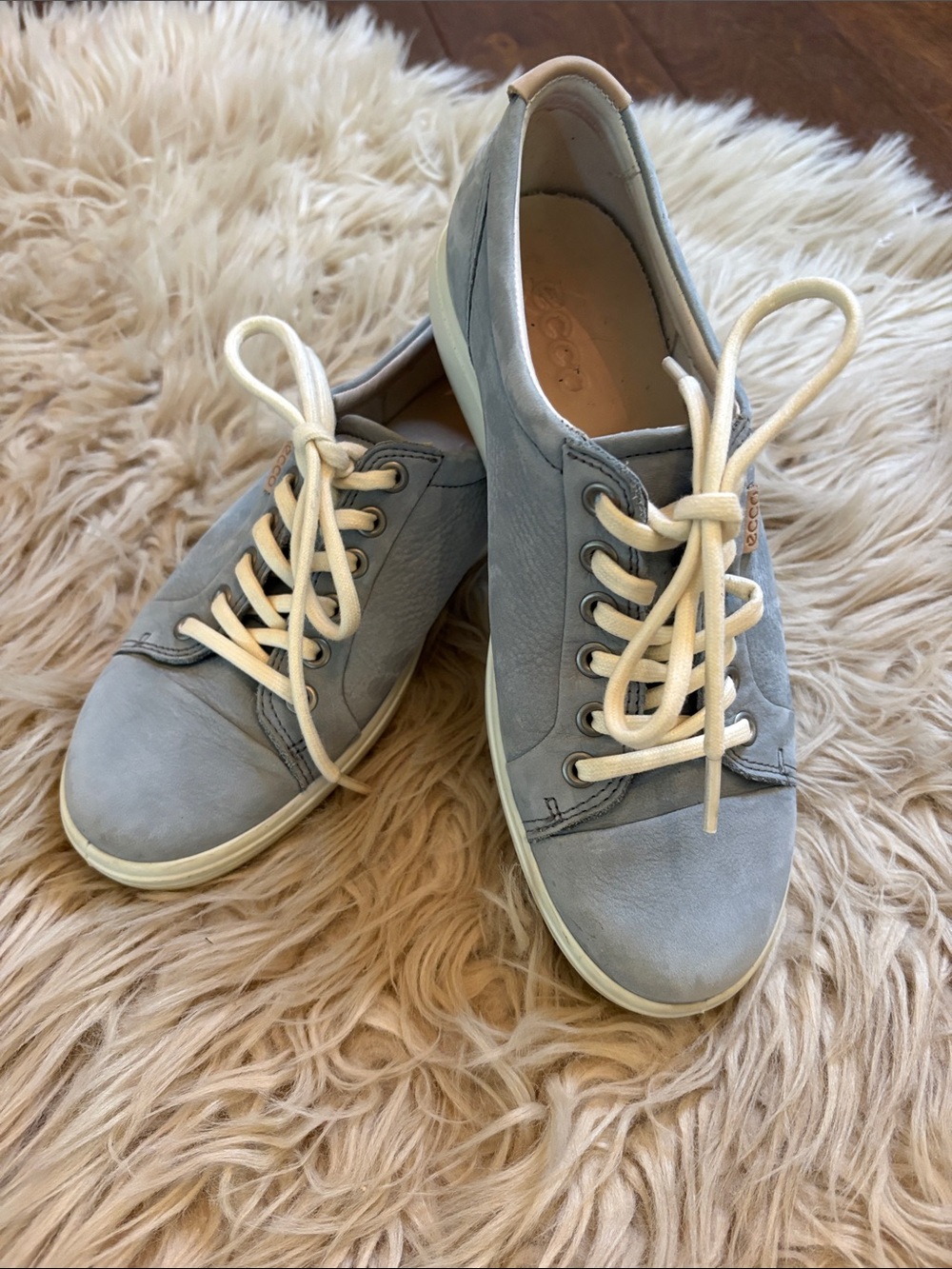 Ecco women’s Size 38 Light Blue Leather Sneakers with Cream Laces